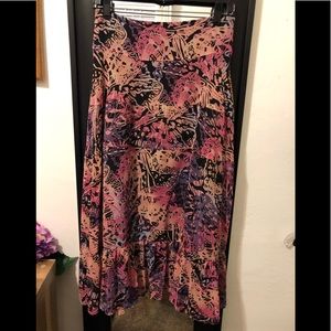 Skirt, flirty, mid length.